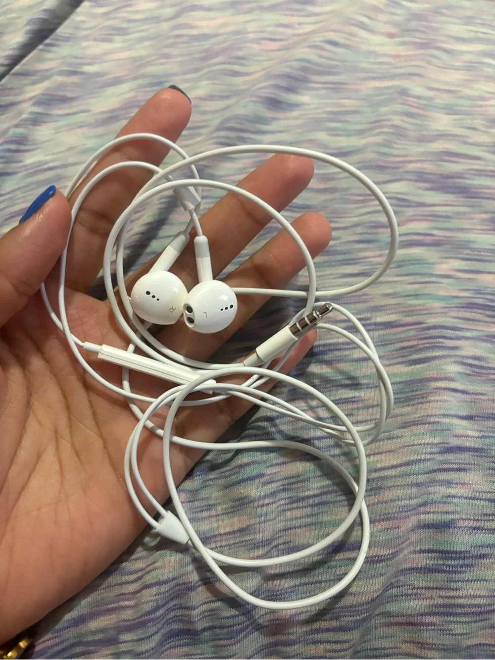 Apple White Earbuds with Silver Drawstring Pouch